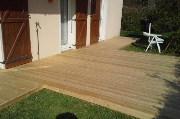 Artisan installateur de terrasse en bois sur plot