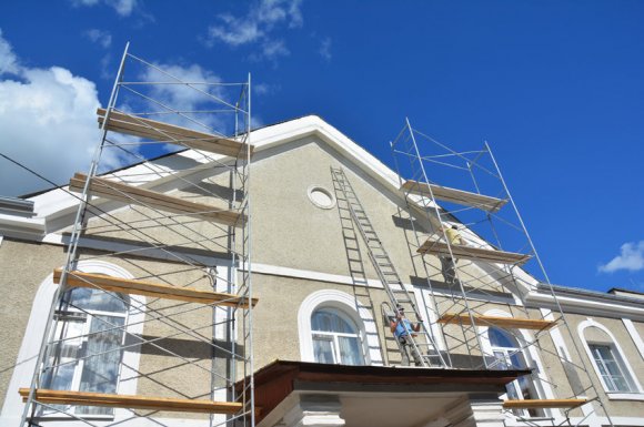 Ravalement de façade de maison ancienne par peintre en bâtiment à Annecy