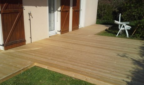 Artisan installateur de terrasse en bois sur plot