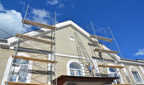 Ravalement de façade de maison ancienne par peintre en bâtiment à Annecy